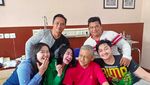 Momen Dewi Perssik Temani Ayahanda di RS Sebelum Tutup Usia