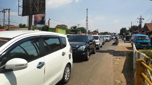Kemacetan di jalan non tol Karawang-Cikampek.