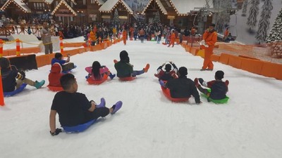 Potret Seru Momen Liburan di Trans Snow World Bekasi