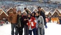 Seperti misalnya Lisa, wisatawan asal Depok yang ditemui di lokasi, Minggu (9/6/2019) pukul 16.30 WIB, mengaku baru pertama kali berwisata ke Trans Snow World. Lisa datang bersama keluarga besarnya.