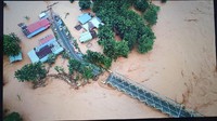 Banjir juga menyebabkan jembatan jalur Trans Sulawesi di Kabupaten Konawe Utara, Sulawesi Tenggara (Sultra) putus (Foto: Istimewa)