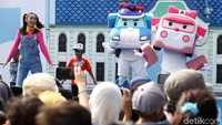 Sejumlah hiburan menarik untuk anak-anak turut ditampilkan, salah satunya acara Robocar Poli Live pada jam-jam tertentu.