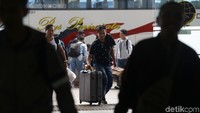 Sejumlah penumpang nampak kembali ke Jakarta menggunakan bus usai melakukan mudik untuk merayakan lebaran, Minggu (9/6/2019).