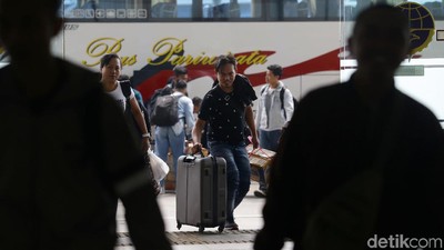 Arus Balik, Pemudik Mulai Penuhi Terminal Pulo Gebang