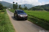 Kegagahan Nissan Terra Membelah Keindahan Sumatera