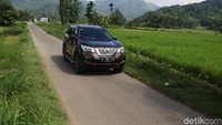Mengingat kendaraan dengan AC Otomatis Zona Ganda ini memiliki tampilan indikator Advance Drive-Assist Display, untuk meng-update posisi kendaraan seputar Tire Pressures (tekanan ban), Driving Aids, Inclinometer, tachometer, trip meter, jam digital, odometer, dan indikator bahan bakar, serta tampilan rpm maupun kecepatan km/jam. Foto: Dikhy Sasra