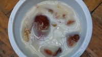 Omm Ali mirip Ruzz Billaban tapi lebih lembut dan adonannya harus dipanggang sebelum dimasukkan ke dalam lemari pendingin. Makanan ini cocok jadi suguhan berbuka. (Kholifatunnisa/Istimewa)