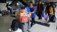 Sejak Sabtu (8/6/2019) kemarin, jumlah pemudik yang kembali ke Jakarta diketahui meningkat. Menurut Kepala Unit Pengelolaan Terminal Terpadu Pulo Gebang, jumlah kedatangan penumpang di terminal tersebut mencapai 5.972 orang dan diketahui naik hingga 400 persen dari hari sebelumnya.
