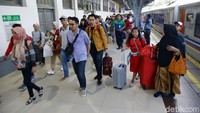 Para pemudik nampak tiba dari sejumlah daerah di Pulau Jawa usai berlebaran bersama keluarga di kampung halaman.