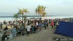 Yuk, LIhat Serunya Wisatawan Bermain di Pantai Santolo Garut