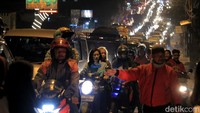 Padahal, Polisi telah memberlakukan sistem satu arah kendaraan atau one way dari Garut ke Nagreg. Tujuannya, untuk menguras kemacetan yang terjadi di kawasan perkotaan Garut.