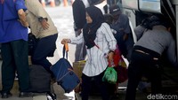 Aktivitas di Terminal Pulo Gebang, Jakarta, nampak ramai didatangi oleh para pemudik yang kembali dari kampung halaman.