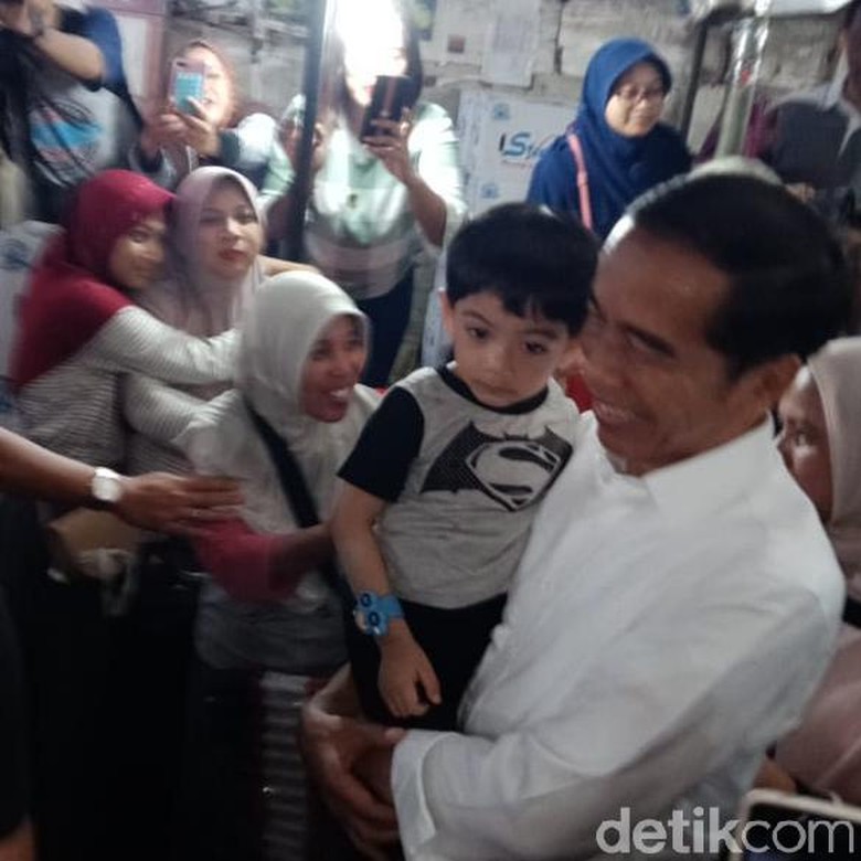 Jalan-jalan ke Pasar Gede Solo, Jokowi Bagikan Bingkisan Lebaran Jalan-jalan ke Pasar Gede Solo, Jokowi Bagikan Bingkisan Lebaran