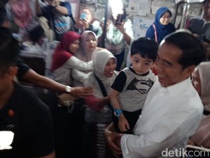 Jalan-jalan ke Pasar Gede Solo, Jokowi Bagikan Bingkisan Lebaran