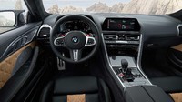 Sementara tampilan interiornya, BMW M8 mendapat pembaruan interior minor. Di antaranya terdapat jok M Sport dan badge M di dalam. Foto: Dok. BMW 