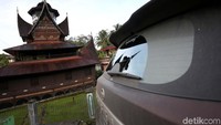 Bobot besar yang didukung oleh suspensi depan ganda dan multi-link di bagian belakang, lengkap dengan stabilizer, membuat beberapa arus jalan yang tidak selalu mulus. Foto: Dikhy Sasra