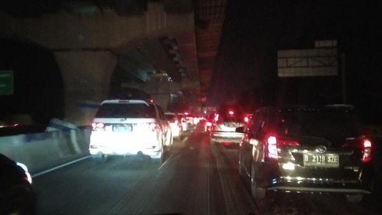 Daniel Kena Macet 3 Jam di Tol Cikampek-Jakarta Meski Sudah One Way Daniel Kena Macet 3 Jam di Tol Cikampek-Jakarta Meski Sudah One Way