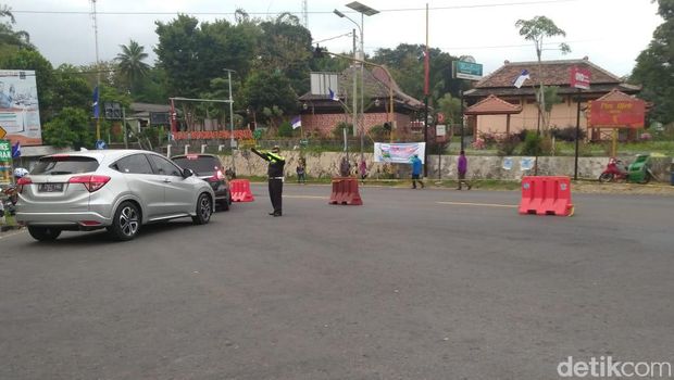 Barikade yang dipasang untuk mengurai kemacetan 