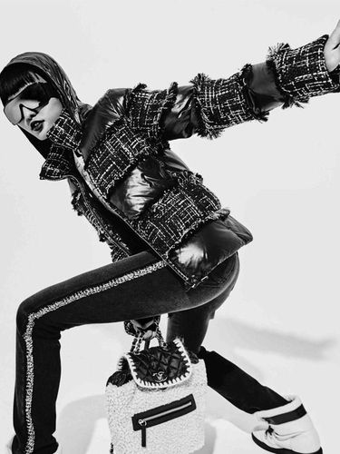 Jaket Chanel seharga mobil yang dipakai Syahrini.