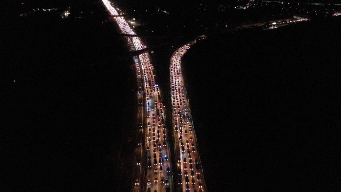 Kemacetan di GT Cikampek Utama sempat mengalami pertambahan volume kendaraan yg akan masuk ke Jakarta lewat jalur Tol Trans Jawa. Seperti apa penampakannya?