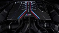 Mesin BMW M8 dikawinkan dengan transmisi Steptronic delapan percepatan ke keempat roda melalui sistem xDrive BMW. Dengan gabungan itu, BMW mengklaim M8 versi coupe bisa melesat dari posisi diam hingga kecepatan 96 km/jam dalam 3,1 detik, kecepatan tertingginya mencapai 250 km/jam yang dibatasi secara elektronik, kalau itu kurang bisa ditambah lagi dengan opsi M Drivers Package yang membuat mobil bisa melesat hingga 305 km/jam. Foto: Dok. BMW