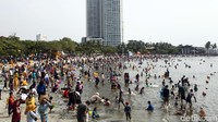 Warga memenuhi Pantai Ancol di hari terakhir libur lebaran, Minggu (9/6/2019).