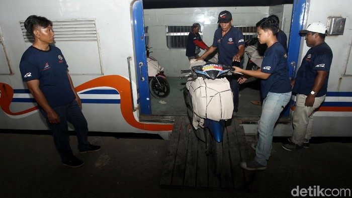 Sejumlah motor balik ke Jakarta diangkut kereta api. Masuki puncak arus balik mudik 2019 diperkirakan ribuan motor ikut dalam program angkutan motor gratis itu.