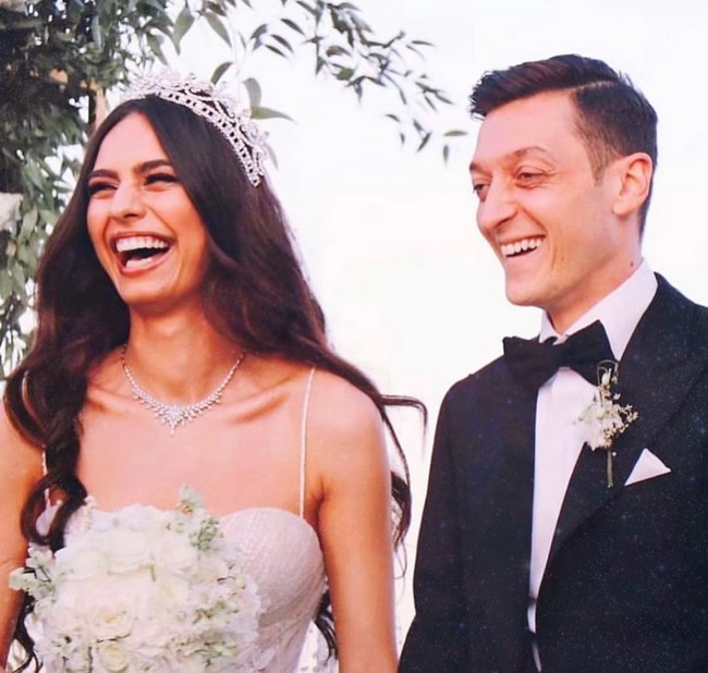 Amine Gulse dan Mesut Ozil tertawa bahagia usai resmi menikah. Sebelumnya, ratu kecantikan Turki dan pemain Arsenal tersebut mengumumkan pertunangan mereka pada Juni 2018. (Foto: Ist.)