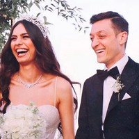 Amine Gulse dan Mesut Ozil tertawa bahagia usai resmi menikah. Sebelumnya, ratu kecantikan Turki dan pemain Arsenal tersebut mengumumkan pertunangan mereka pada Juni 2018. (Foto: Ist.)