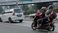 Pemudik motor maupun mobil nampak melintasi jalanan ibu kota usai melakukan mudik untuk berlebaran.