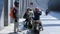 Selain itu, larangan melakukan swafoto di tempat itu pun diberlakukan untuk mencegah terjadinya kecelakaan lalu lintas.