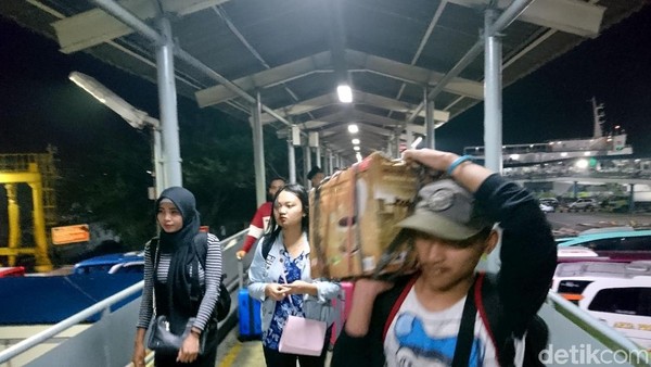 Arus Balik, Pemudik dari Sumatera Mulai Padati Merak