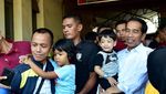 Melihat Jokowi Belanja: Jan Ethes Digendong, Gibran-Kaesang Bawa Belanjaan