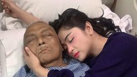 Dewi Perssik tampak sedih ketika sang ayah terus menderita sakit. Foto: Instagram @dewiperssikreal