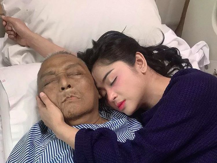 Momen Dewi Perssik Temani Ayahanda di RS Sebelum Tutup Usia