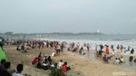 Yuk, LIhat Serunya Wisatawan Bermain di Pantai Santolo Garut