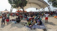 Menariknya, ada pula wisatawan yang membawa peralatan berkemah untuk menikmati waktu bersama keluarga.
