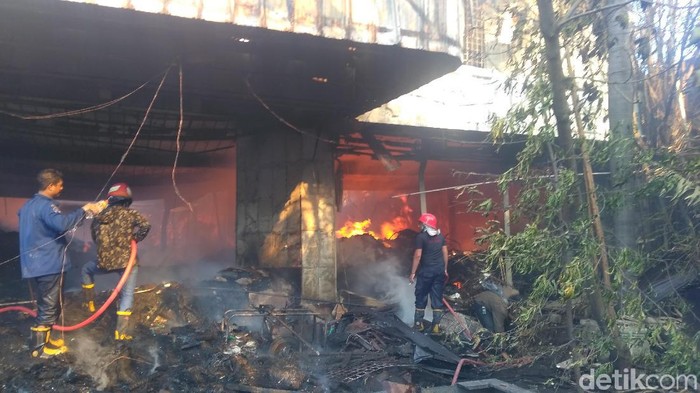 Api Masih Melalap Pabrik Jeans di Gresik, Pemadaman Terkendala Air