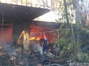 Api Masih Melalap Pabrik Jeans di Gresik, Pemadaman Terkendala Air