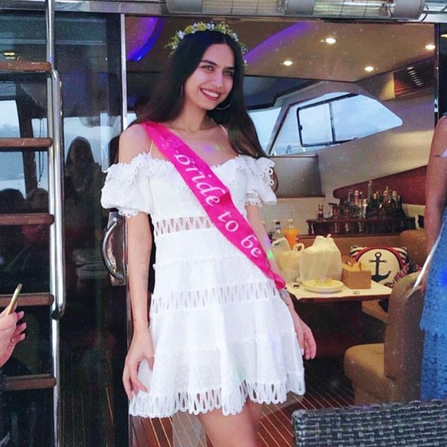 Amine Gulse dikenal sebagai Miss Turkey 2014 yang mewakili negaranya dalam Miss World 2014. Setelah pindah ke Istanbul, Amine berkarier sebagai aktris dan model. Wanita 26 tahun tersebut pernah membintangi serial televisi Turki pada 2015. (Foto: Ist.)