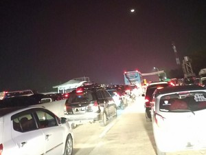 Macet, Maya Habiskan 4 Jam Tempuh 20 Km Jelang GT Cikampek Utama