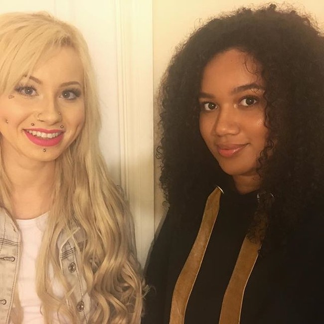 Dengan keunikannya itu, si kembar 22 tahun itu merasa senang karena tak ada orang yang salah memanggil atau menyamakan. Hal tersebut sering jadi masalah bagi anak-anak kembar. Keduanya pun mengaku bangga jadi anak kembar berbeda warna kulit. Maria sering mengatakan ke teman-temannya bahwa ia punya kembaran berkulit putih. Dan aku sangat bangga kembaranku berkulit gelap, ucap Lucy. Foto: Dok. Instagram @mariaaylmer