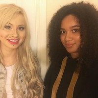 Dengan keunikannya itu, si kembar 22 tahun itu merasa senang karena tak ada orang yang salah memanggil atau menyamakan. Hal tersebut sering jadi masalah bagi anak-anak kembar. Keduanya pun mengaku bangga jadi anak kembar berbeda warna kulit. Maria sering mengatakan ke teman-temannya bahwa ia punya kembaran berkulit putih. Dan aku sangat bangga kembaranku berkulit gelap, ucap Lucy. Foto: Dok. Instagram @mariaaylmer