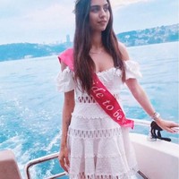 Sehari sebelum menggelar pesta pernikahan, teman-teman Amine Gulse mengadakan bachelorette party untuk wanita cantik tersebut. Dalam pesta itu, Amine terlihat memakai dress putih dan veil bunga. Tampak selempang berwarna pink bertuliskan bride to be menghiasi penampilannya. (Foto: Ist.)