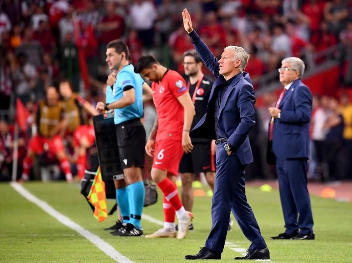 Frances Coach Didier Deschamps gestures during the Euro 2020 football qualification match between Turkey and France at the Buyuksehir Belediyesi stadium in Konya, on June 8, 2019. (Photo by FRANCK FIFE / AFP)