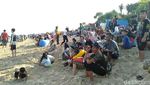 Yuk, LIhat Serunya Wisatawan Bermain di Pantai Santolo Garut