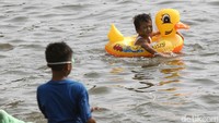 Banyak anak-anak yang senang berenang menggunakan pelampung di Pantai Ancol.  