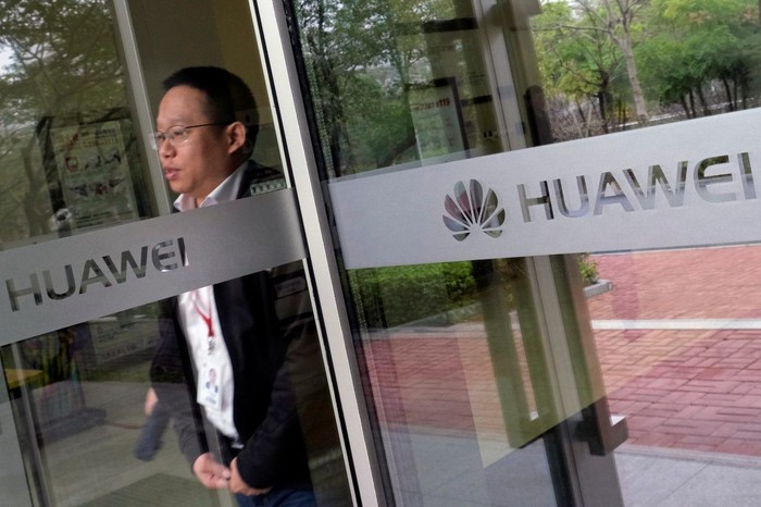 Pintu masuk kantor Huawei. Foto: Tyrone Siu/Reuters Pintu masuk kantor Huawei. Foto: Tyrone Siu/Reuters