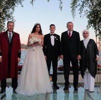 Pernikahan Mesut Ozil dan Amine Gulse digelar di sebuah hotel mewah secara outdoor dengan pemandangan selat Bosphorus. Presiden Turki Recep Tayyip Erdogan hadir secara spesial menjadi saksi pernikahan pasangan yang berpacaran sejak 2017 itu. (Foto: Ist.)