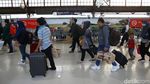 Sore Ini Ribuan Pemudik Tiba di Stasiun Pasar Senen